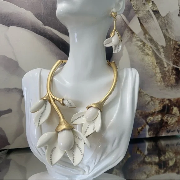 OSCAR DE LA RENTA Magnolia Resin Flower Necklace & Earrings (White & Gold)